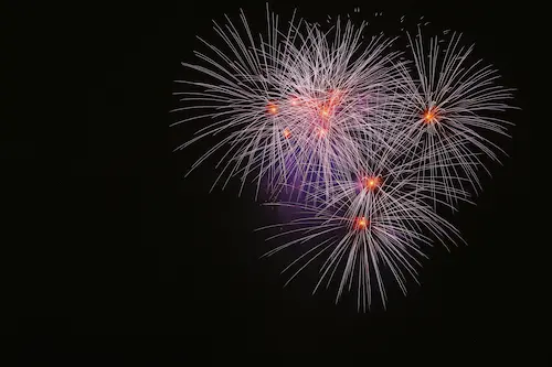Espectaculares fuegos artificiales sobre un castillo japonés durante un Hanabi Taikai