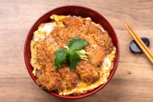Bol de arroz con katsudon, huevo y cebolla