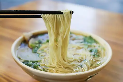 Bol de ramen caliente con cerdo, huevo y fideos