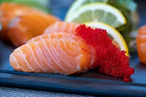 Sashimi fresco de atún y salmón servido con wasabi