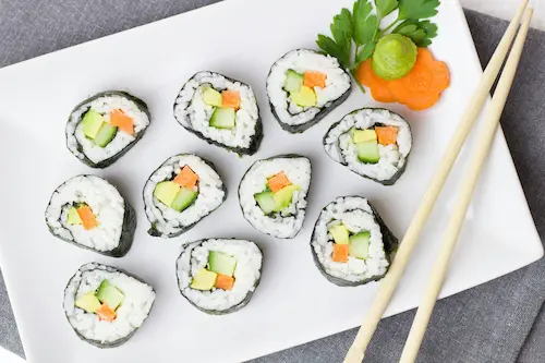 Variedad de sushi servido en una tabla de madera